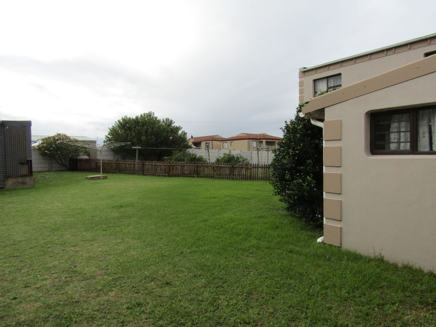 8 Bedroom Property for Sale in Wavecrest Eastern Cape